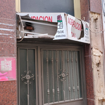 Estado en el que ha quedado el letrero luminoso de la sede del PSOE en Jamilena PSOE