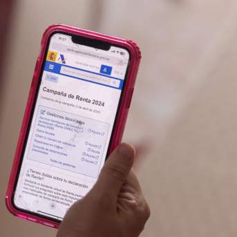 Una persona cumplimenta la Declaración de la Renta con su teléfono móvil. Eduardo Parra - Europa Press