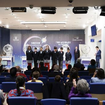 Los niños de San Ildefonso antes del comienzo de la celebración del Sorteo Extraordinario del Niño, a 6 de enero de 2023, en Madrid (España).  SELAE - Europa Press