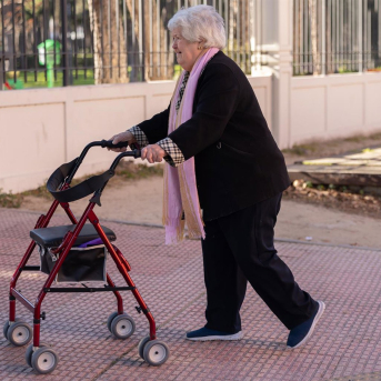 Una persona camina con un andador. Eduardo Parra - Europa Press Una persona camina con un andador. Eduardo Parra - Europa Press
