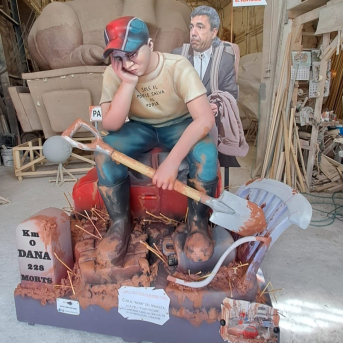 Imagen del ninot sobre la dana con la figura del expresidente de la Generalitat Valenciana Carlos Mazón que ha generado la polémica entre el Gremio de Artistas Falleros y la Diputación de Valencia a raíz de una exposición. TALLER DE XIMO ESTEVE Imagen del ninot sobre la dana con la figura del expresidente de la Generalitat Valenciana Carlos Mazón que ha generado la polémica entre el Gremio de Artistas Falleros y la Diputación de Valencia a raíz de una exposición. TALLER DE XIMO ESTEVE