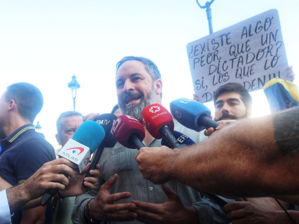 El líder de VOX, Santiago Abascal realiza unas declaraciones a la prensa durante una concentración contra Nicolás Maduro. Ricardo Rubio - Europa Press