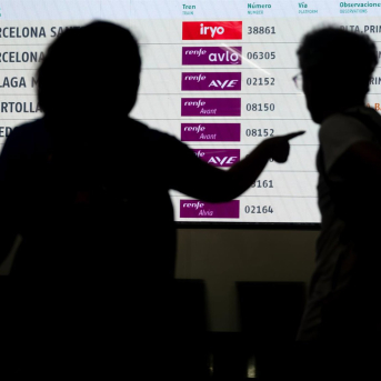 Dos personas en la estación de trenes Puerta de Atocha-Almudena Grandes, en Madrid (España) Eduardo Parra - Europa Press