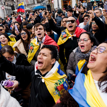Decenas de venezolanos celebran la "caída del régimen de Maduro", en la Puerta del Sol, a 3 de enero de 2026, en Madrid (España).  Carlos Luján - Europa Press