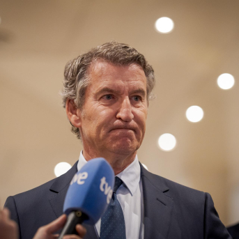 El presidente del Partido Popular, Alberto Núñez Feijóo, atiende a los medios a su llegada a la clausura de las jornadas del Partido Popular ‘Iniciativa Legislativa del Senado en el Estado de Derecho.  Diego Radamés - Europa Press