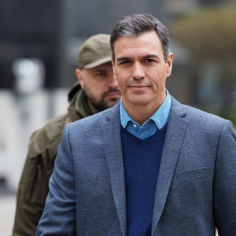 El presidente del Gobierno, Pedro Sánchez, a su llegada para reunirse con el presidente de Ucrania, a 21 de abril de 2022, en Borodyanka (Ucrania).  Presidencia de Ucrania