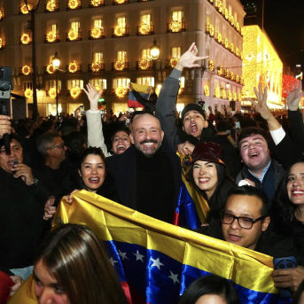 El vicesecretario de Educación e Igualdad del Partido Popular, Jaime de los Santos, en la Puerta del Sol celebrando la detención de Nicolás Maduro. PP