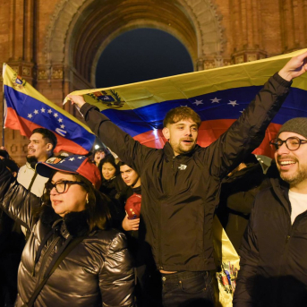 Varias personas durante la concentración en apoyo de Venezuela y de celebración por la captura de Nicolás Maduro, en el Arco del Triunfo, a 3 de enero de 2026, en Barcelona, Catalunya (España).  Alberto Paredes - Europa Press