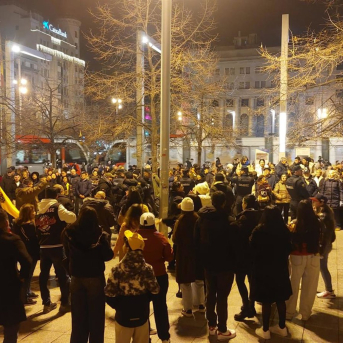 Ciudadanos venezolanos que festejaban el derrocamiento de Nicolás Maduro han coincidido en la plaza España de Zaragoza con manifestantes contra el "imperialismo" de Estados Unidos. EUROPA PRESS
