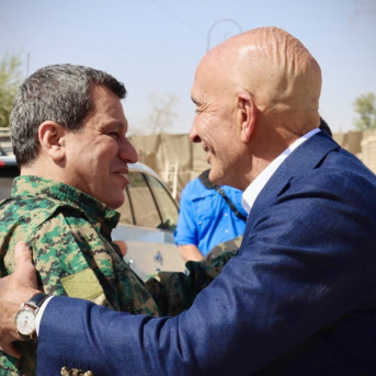 Mazlum Abdi y Tom Barrack en Hasaka FUERZAS DEMOCRÁTICAS SIRIAS (FDS) Mazlum Abdi y Tom Barrack en Hasaka FUERZAS DEMOCRÁTICAS SIRIAS (FDS)