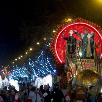 El Rey Melchor saluda a los niños durante la cabalgata, a 5 de enero de 2024, en Madrid (España). Alberto Ortega - Europa Press El Rey Melchor saluda a los niños durante la cabalgata, a 5 de enero de 2024, en Madrid (España). Alberto Ortega - Europa Press