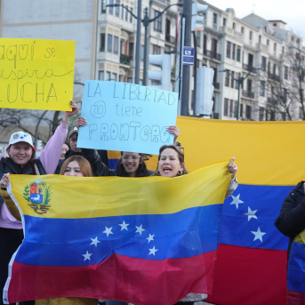 Celebración de ciudadanos venezolanos por la detención de Nicolás Maduro. H.BILBAO/EUROPA PRESS