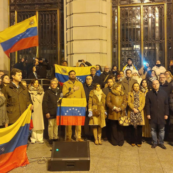 La concentración para celebrar el derrocamiento de Nicolás Maduro ha finalizado con los asistentes cantando el Himno de Venezuela. EUROPA PRESS