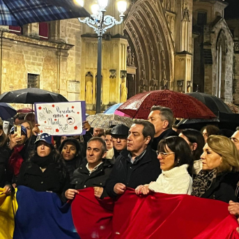 Representantes de PP y Vox en una concentración de la plataforma 'España con VZLA-Hasta el final' en la plaza de la Virgen EUROPA PRESS