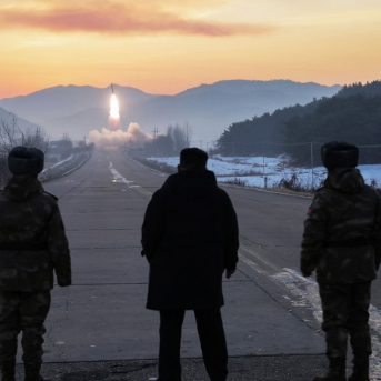 Kim Jong Un durante un ensayo de un misil hipersónico norcoreano KCNA