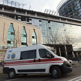 Una ambulancia frente a un edificio alcanzado por un dron lanzado por el Ejército de Rusia contra la capital de Ucrania, Kiev (archivo) -/Ukrinform/dpa Una ambulancia frente a un edificio alcanzado por un dron lanzado por el Ejército de Rusia contra la capital de Ucrania, Kiev (archivo) -/Ukrinform/dpa
