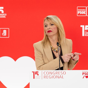 La portavoz del Grupo Socialista en la Asamblea de Extremadura, Piedad Álvarez, en rueda de prensa PSOE