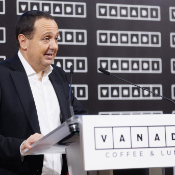 El fundador de Vanadi Coffee, Salvador Martí durante el tradicional toque de campana con motivo de su incorporación al mercado de valores BME Growth, en el Palacio de la Bolsa, a 20 de julio de 2023, en Madrid (España). Eduardo Parra - Europa Press El fundador de Vanadi Coffee, Salvador Martí durante el tradicional toque de campana con motivo de su incorporación al mercado de valores BME Growth, en el Palacio de la Bolsa, a 20 de julio de 2023, en Madrid (España). Eduardo Parra - Europa Press