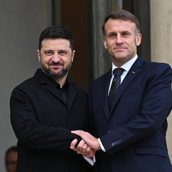 Imagen de archivo del presidente de Francia, Emmanuel Macron, y su homólogo ucraniano, Volodimir Zelenski Europa Press/Contacto/Julien Mattia