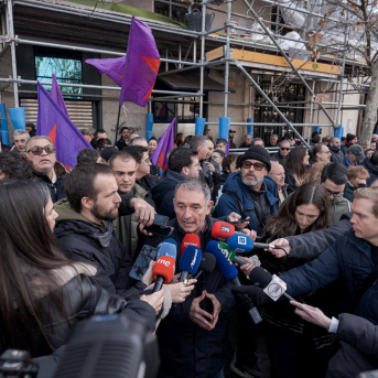 El diputado de Sumar Enrique Santiago (c) atiende a los medios durante una concentración contra la agresión de EEUU a Venezuela, frente a la Embajada de EEUU, a 4 de enero de 2026, en Madrid (España).  Diego Radamés - Europa Press