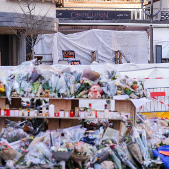 Memorial cerca del bar donde un incendio causó 40 muertos y más de un centenar de heridos durante las celebraciones de Nochevieja en Crans-Montana (Suiza) Europa Press/Contacto/Marco Alpozzi