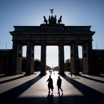 La puerta de Brandeburgo vista desde la plaza Pariser, en Berlín (Alemania). Kay Nietfeld/dpa