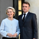 La presidenta de la Comisión Europea, Ursulan von der Leyen, recibida por el presidente de Francia, Emmanuel Macron, antes de la reunión de la Coalicion de Voluntarios que se celebra este martes en París. Dante Badano / Psnewz / Zuma Press / ContactoPhoto