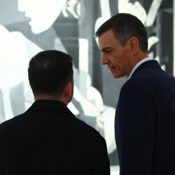 El presidente del Gobierno, Pedro Sánchez, y el presidente de Ucrania, Volodímir Zelenski, durante su visita al Museo Nacional Centro de Arte Reina Sofía, a 18 de noviembre de 2025, en Madrid (España). Pool Moncloa/Fernando Calvo y Borja Puig de la Bel