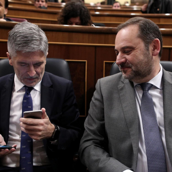El exministro de Transportes José Luis Ábalos (d) y el ministro del Interior, Fernando Grande-Marlaska (i), durante una sesión de control al Gobierno en el Congreso de los Diputados, a 19 de febrero de 2020. Eduardo Parra - Europa Press