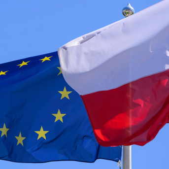 Banderas de Polonia y la Unión Europea. Patrick Pleul/dpa