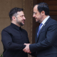 El presidente ucraniano, Volodímir Zelenski, es recibido por el presidente de Chipre, Nikos Christodoulides, antes de su reunión en el Palacio Presidencial de Nicosia. Stavros Ioannides/PIO/dpa