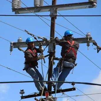 Trabajadores en un poste telefónico CCOO
