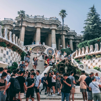 Turistas en el Parque Güell de Barcelona. EVANEOS