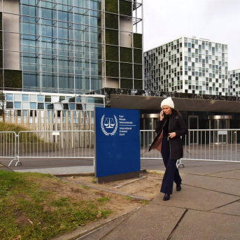 Una mujer junto a la sede del Tribunal Penal Internacional en La Haya. Europa Press/Contacto/Shao Haijun