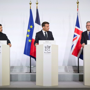 Los presidentes de Ucrania y Francia, Volodimir Zelenski (izquierda), Emmanuel Macron (centro), y el primer ministro de Reino Unido, Keir Starmer (derecha), durante una rueda de prensa en París (archivo) Europa Press/Contacto/PRESIDENT OF UKRAINE