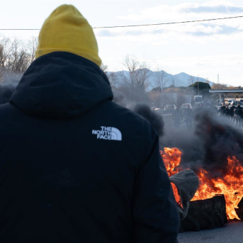 Varias personas cortan la carretera con neumáticos ardiendo durante una protesta, a 8 de enero de 2026, en Pontós, Girona, Catalunya Glòria Sánchez - Europa Press Varias personas cortan la carretera con neumáticos ardiendo durante una protesta, a 8 de enero de 2026, en Pontós, Girona, Catalunya Glòria Sánchez - Europa Press