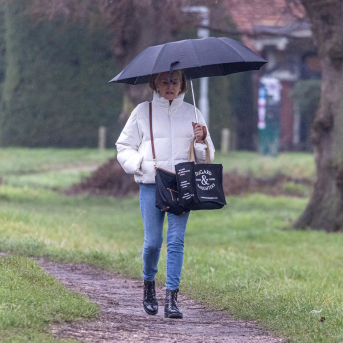 Imagen de archivo de una mujer con un paraguas ante la llegada de la tormenta 'Goretti'. Europa Press/Contacto/Alex Lentati