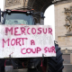 Varios tractores frente al Arco del Triunfo en París protestan contra el acuerdo de libre comercio negociado entre la UE y Mercosur. Ana López