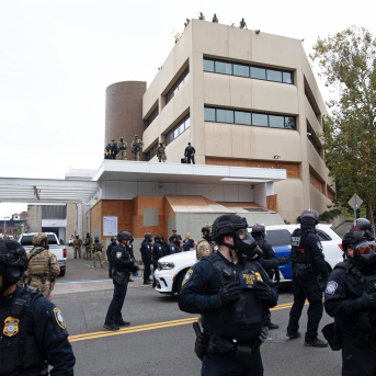 Agentes frente a las instalaciones de Inmigración y Control de Aduanas en Portland, Oregón Europa Press/Contacto/Timothy J. Gonzalez Agentes frente a las instalaciones de Inmigración y Control de Aduanas en Portland, Oregón Europa Press/Contacto/Timothy J. Gonzalez