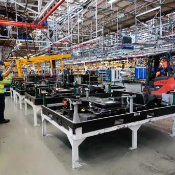 Un operario trabajando en una fábrica de automóviles Marta Vázquez Rodríguez - Europa Press Un operario trabajando en una fábrica de automóviles Marta Vázquez Rodríguez - Europa Press