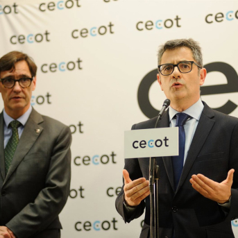 Félix Bolaños junto a Salvador Illa este miércoles en la Cecot en Terrassa (Barcelona) ALBERTO PAREDES - EUROPA PRESS