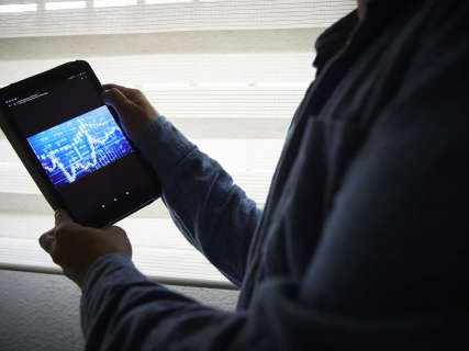 Un hombre sujeta una tablet con un gráfico, a 4 de enero de 2022, en Madrid, (España).  Jesús Hellín - Europa Press