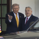 El presidente de EEUU, Donald Trump, recibe al primer ministro húngaro, Viktor Orban, a su llegada a la Casa Blanca en una visita bilateral. Europa Press/Contacto/Mehmet Eser