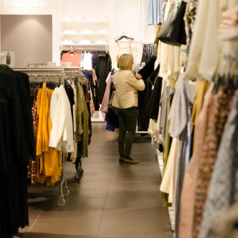 Una mujer comprando en una tienda de ropa EUROPA PRESS