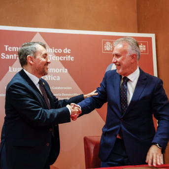 El alcalde de Santa Cruz de Tenerife, José Manuel Bermúdez, y el ministro de Memoria Democrática, Ángel Víctor Torres, en la frima de un protocolo de colaboración para divulgar el Templo Masónico MINISTERIO DE MEMORIA DEMOCRÁTICA