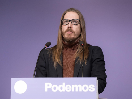 El secretario de organización y portavoz de Podemos, Pablo Fernández, ofrece una rueda de prensa en la sede de Podemos, a 22 de diciembre de 2025, en Madrid (España).  Diego Radamés - Europa Press