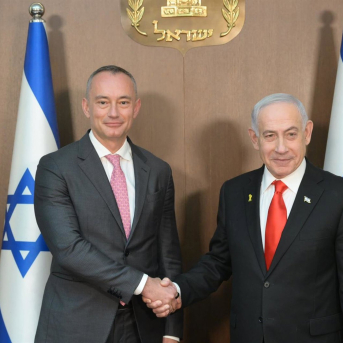 El futuro director de la Junta de Paz para Gaza, Nicolai Mladenov, con el primer ministro de Israel, Benjamin Netanyahu OFICINA DEL PRIMER MINISTRO DE ISRAEL