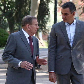 El candidato opositor venezolano Edmundo González (i) y el presidente del Gobierno, Pedro Sánchez (d), se reúnen en el Palacio de la Moncloa, a 12 de septiembre de 2024, en Madrid (España). Pool Moncloa/Fernando Calvo