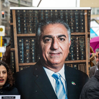 Una imagen del príncipe heredero de Irán, Reza Pahlaví, durante protestas a favor del laicismo en Irán  Europa Press/Contacto/Michael Kuenne