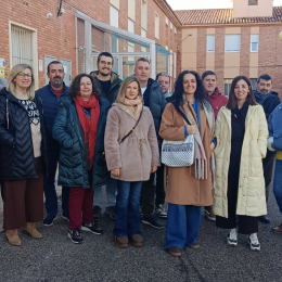 La candidata de Izquierda Unida Movimiento Sumar, Marta Abengochea, en la localidad de Andorra IU ARAGÓN